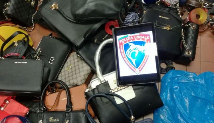 LA POLIZIA LOCALE SEQUESTRA 300 PEZZI DI MERCE CONTRAFFATTA IN ZONA DUOMO