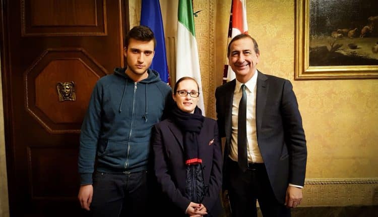 MILANO SALTA SUI BINARI DELLA METRO E SALVA BIMBO LORENZO PIANAZZA