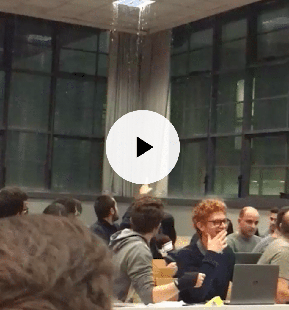 Milano, temporali. Crolla soffitto in aula del Politecnico ...