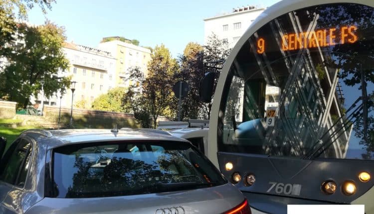 MILANO, TRAM CONTRO AUTO. BLOCCATA LA LINEA NOVE
