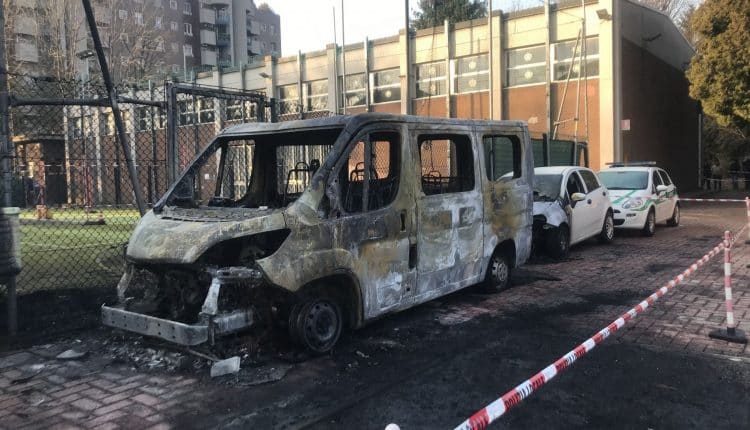 Milano, fuoco e fiamme nella scuola della Polizia locale di Milano
