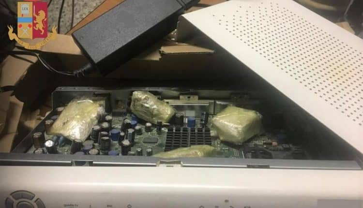 Lo spacciatore e la droga nascosta dentro il decoder TV