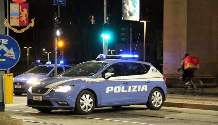 Milano, spaccia la droga sfruttando un ignaro rider