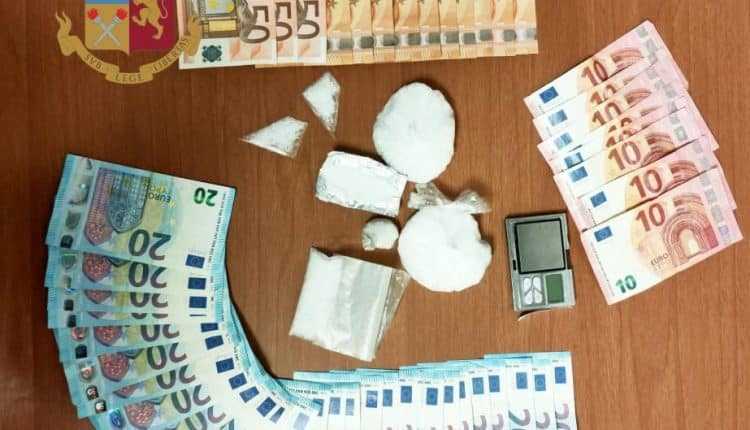 Si drogano con shaboo lo spacciano, arrestato 51enne