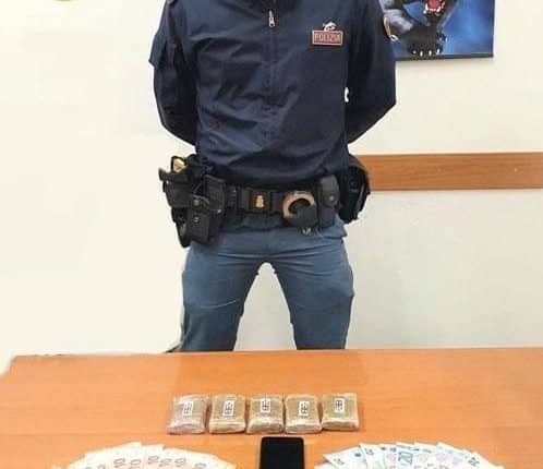 Spacciano in coppia consegnando droga in taxi