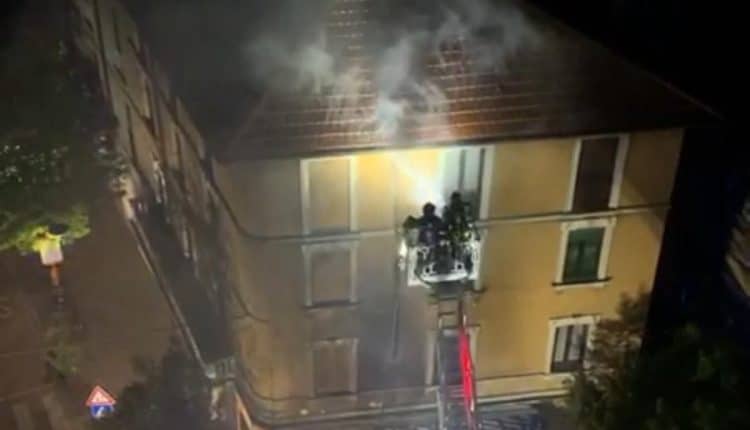 Milano, fuoco e fiamme nella notte a Sesto: due roghi e 11 auto in fiamme