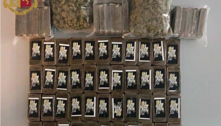 Milano, 69 panetti di hashish nella borsa da palestra