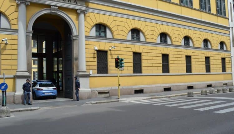 Milano, stabile abbandonato utilizzato come deposito droga