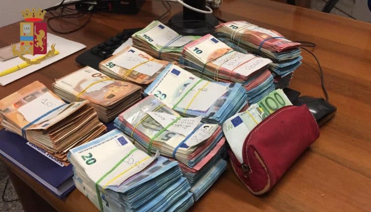 Milano, tentanto di corrompere polizziotti con 40mila euro. Arrestati