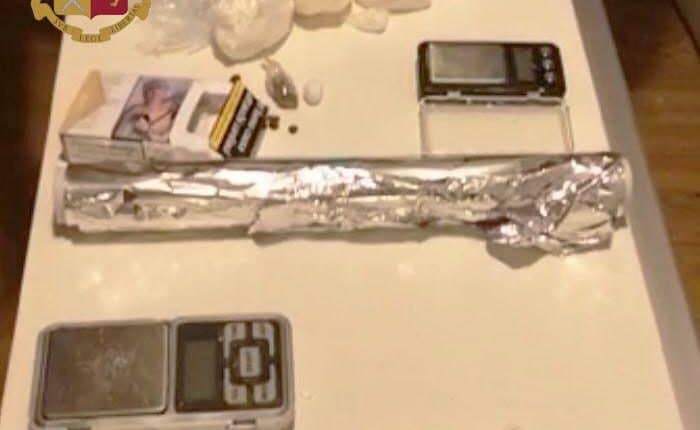 Milano, via Gola, droga in casa e videosorveglianza anti polizia