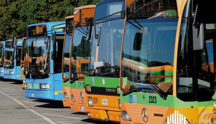 Lecco, 17enne blocca e danneggia autobus di linea