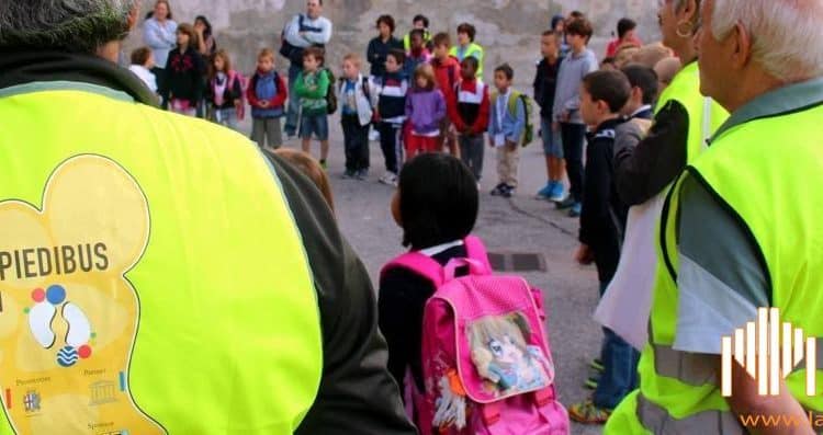 Lecco, festa di fine anno scolastico con i bambini e il piedibus