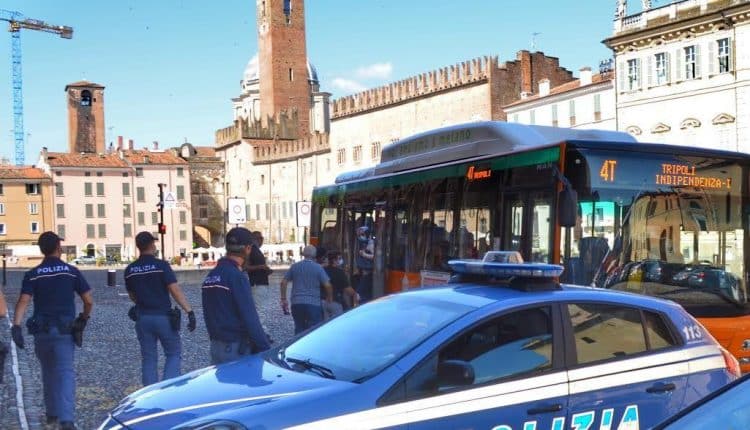 Mantova, controlli straordinari sui mezzi pubblici per monitorare luoghi di aggregazione, sanzionate persone che importunavano passeggeri