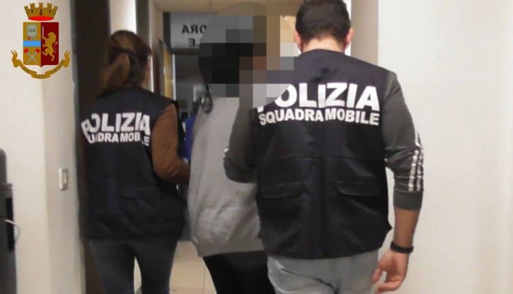 Mantova, indagato 30enne per possesso di materiale pedopornografico e adescamento su chat di minorenni