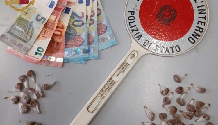 Milano, esce di casa per spacciare con 41 dosi di eroina