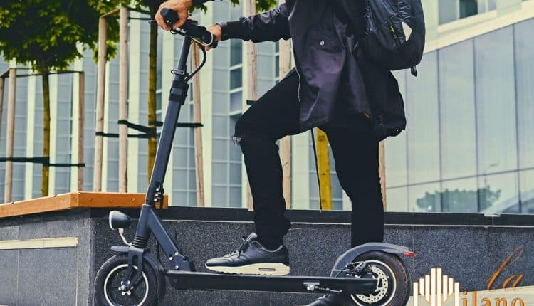 Milano, la Polizia presidia i percorsi ciclabili con l'uso dei monopattini elettrici