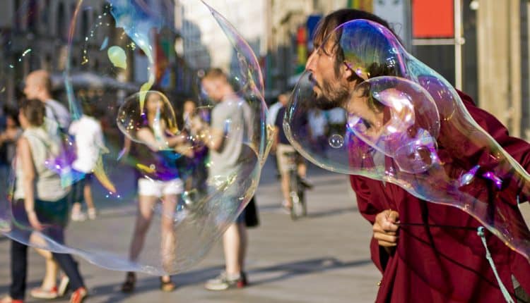 Milano, riprendono le prenotazioni della piattaforma stradale per gli artisti di strada