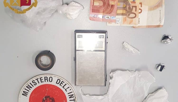 Milano, spacciatore vende stupefacenti ad agenti in borghese