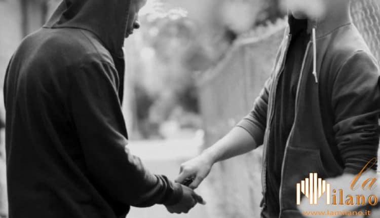 Varese, spacciatore arrestato, si era nascosto dietro un bidone dell'immondizia