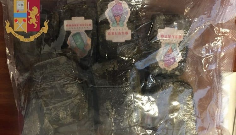 Milano, sbagliano a consegnare un pacco e viene scoperta un'attività illecita di spaccio di stupefacenti