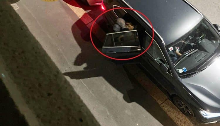 Milano, rompevano i finestrini con un sasso e rubavano dalle auto, arrestati dalla Polizia
