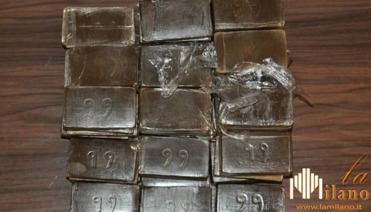 Milano, 210 kg di stupefacenti trovati nel doppiofondo di un veicolo