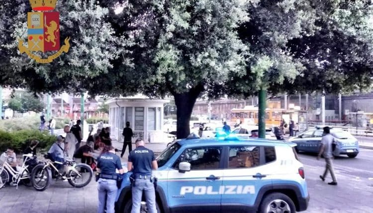 Milano, arrestato 20enne italiano, spacciava marijuana al parco