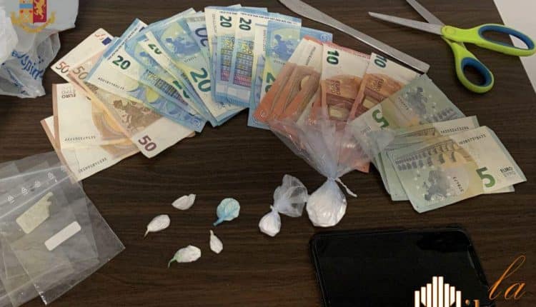 Milano, Ieri sera, la Polizia di Stato ha arrestato un cittadino italiano 22 anni per detenzione di sostanze stupefacenti ai fini di spaccio.