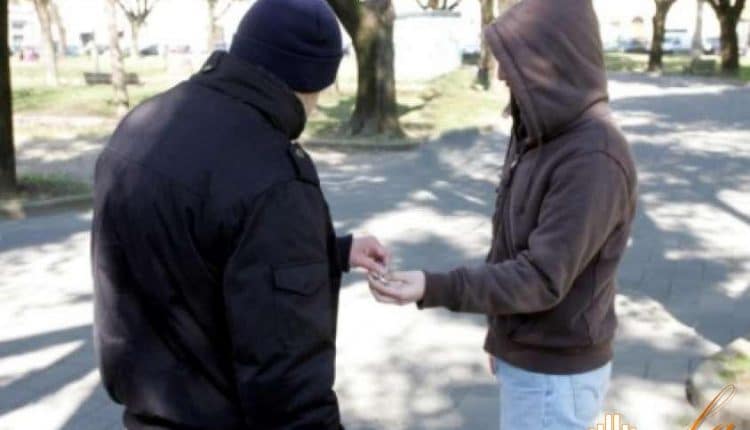 Milano, lascia la bici allo spacciatore come cauzione per una dose di droga, arrestato puscher