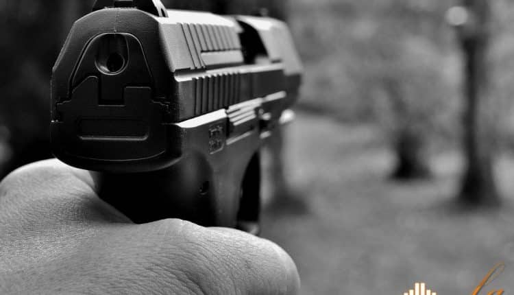 Milano, minacciano con la pistola un ragazzo, lo derubano e scappano