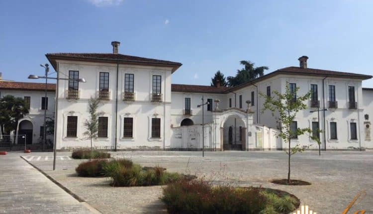 Erano circa le 23:45 di ieri, quando una pattuglia “in borghese” del Commissariato della Polizia di Stato di Busto Arsizio, che stava pattugliando le vie e le piazze del centro per monitorarne discretamente le frequentazioni, in Piazza Vittorio Emanuele II ha proceduto al controllo di un giovane, persona già nota alle Forze dell’Ordine. Mentre gli Agenti verificavano documenti e precedenti del ragazzo, alle loro spalle è spuntata un’autovettura con cinque uomini a bordo che, trovando la strada occupata dai poliziotti e dalla persona che stavano controllando, nonostante l’esibizione dei tesserini di riconoscimento, hanno iniziato a inveire pretendendo di passare immediatamente. Poiché i poliziotti, che si sono chiaramente qualificati, hanno fatto presente che in quel momento non potevano spostarsi essendo impegnati in un controllo di polizia, due degli occupanti dell’autovettura sono scesi dall’utilitaria continuando a offenderei tutori dell’ordine e la Polizia in generale, minacciando nel contempo che sarebbe “finita male”. A quel punto gli Agenti hanno necessariamente rivolto le loro attenzioni anche agli ultimi arrivati, chiedendo loro i documenti, ma quelli, sempre lanciando insulti, sono risaliti in auto e ripartivano sgommando. Il personale operante aveva comunque annotato la targa dell’auto e quindi identificato successivamente il proprietario, si è proceduto a rintracciare la vettura e gli occupanti condotti in Commissariato. I due autori degli insulti e delle minacce, due fratelli marocchini di 24 e 22 anni, con vari precedenti, sono stati denunciati per resistenza e oltraggio a pubblico ufficiale, nonché per rifiuto di fornire le proprie generalità.