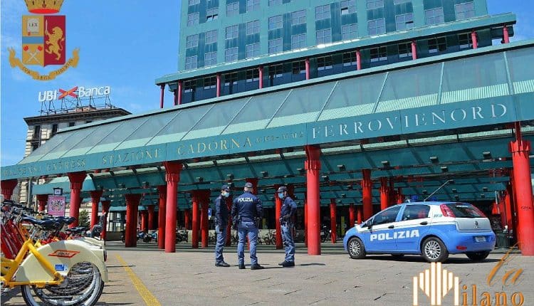 Milano, 46enne danneggia biciclette e minaccia con una bottiglia rotta la Polizia