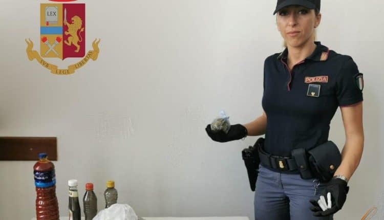 Milano, trovati 39 involucri con 278 grammi di marijuana e 584 euro nella borsa di una donna