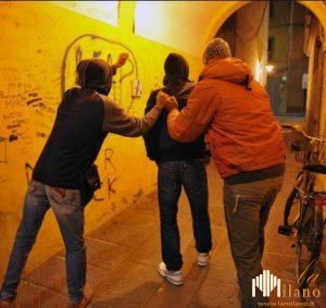 Bergamo, rubano il marsupio di un ragazzo, lo colpiscono e scappano