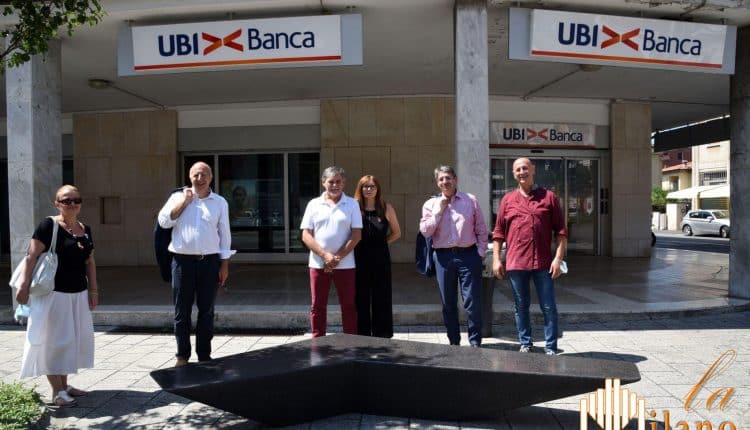 Brescia, inaugurazione della nuova panchina in marmo donata alla città