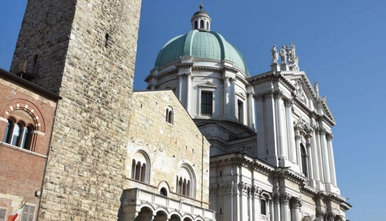 Brescia, disposte le fioriere in Piazza Duomo