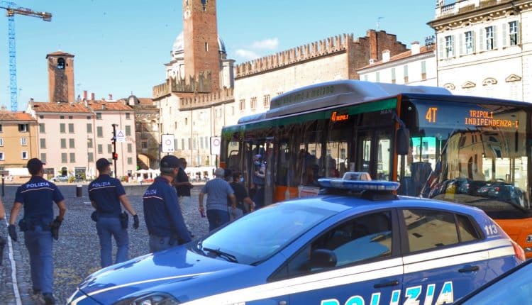 Milano, la Polizia arresta due persone che avevano aggredito e derubato un senzatetto