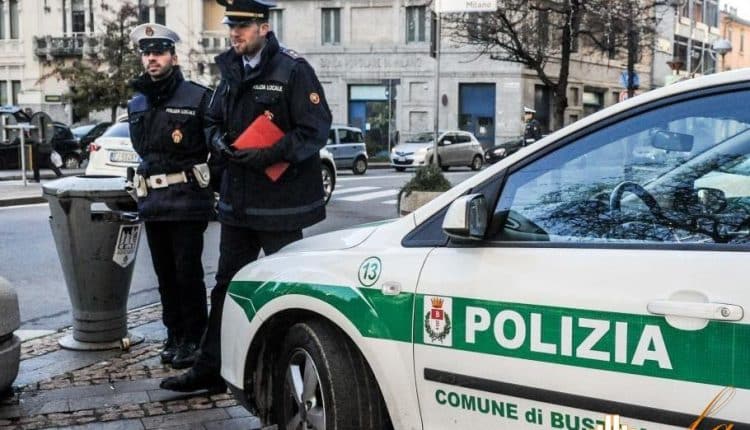 Milano, entravano con borsoni da palestra e, distraendo il commesso, rubavano nel negozio