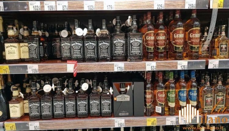 Lecco, tenta di rubare 6 bottiglie di whisky, arrestato dalla Polizia