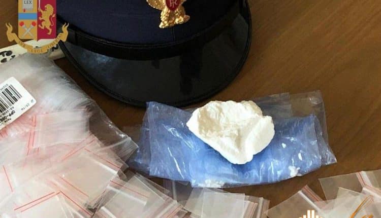Milano, uno spacciatore colpisce un agente e gli rompe una costola: arrestati e sequestrati 2 etti di droga