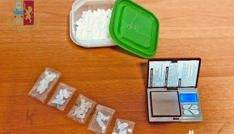 Milano, spacciava mentre era agli arresti domiciliari, viene arrestato