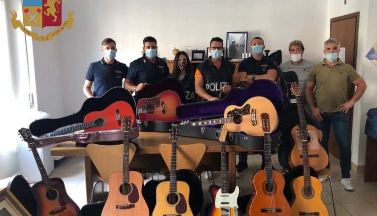 Milano, 11 chitarre dal valore di 150mile euro rubate, denunciato e restituite al proprietario