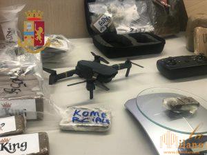 Milano, piazza di spaccio controllata da un drone: la Polizia arresta 3 persone e sequestra 20 kg di droga in zona Comasina