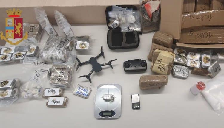 Milano, piazza di spaccio controllata da un drone: la Polizia arresta 3 persone e sequestra 20 kg di droga in zona Comasina