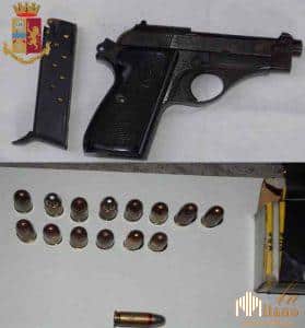 Milano, deteneva armi illegalmente, sequestrate due pistole e 80 cartucce: arrestato dalla Polizia