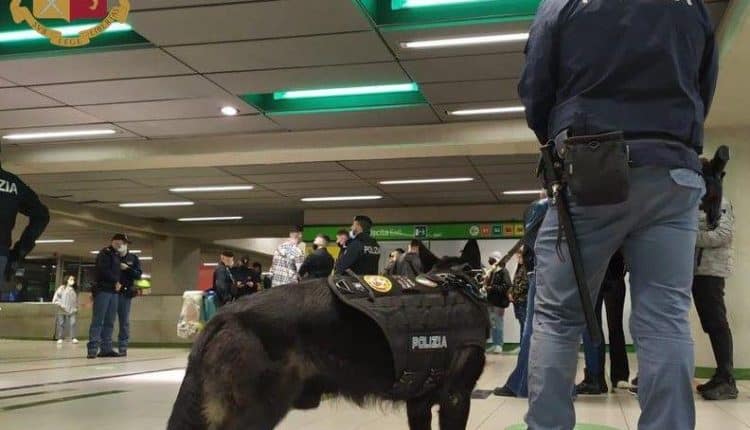 Milano, controlli del sabato sera presso la fermata metropolitana di Porta Garibaldi