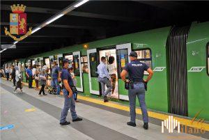 Milano, 6 set) È ripartito oggi, con il Sebino Express da Milano a Paratico/BS Sarnico/BG, il servizio turistico dei treni storici finanziato da Regione Lombardia. Il programma, rimodulato in seguito allo stop per la pandemia, comprende 7 corse complessive da oggi al 25 ottobre. L'assessore regionale a Infrastrutture, Trasporti e Mobilità sostenibile e quello al Turismo, Marketing territoriale e Moda hanno partecipato all'itinerario via Bergamo, che giunge in provincia di Brescia, che ha inaugurato la nuova stagione. TRASFORMATO INIZIATIVA DA SPORADICA A STRUTTURALE - "Siamo tra le prime Regioni - ha spiegato l'assessore a Infrastrutture, Trasporti e Mobilità sostenibile - a riattivare il servizio turistico dei viaggi a bordo dei treni d'epoca. Offriamo un modo diverso per visitare il territorio incentivando l'afflusso dei turisti verso i nostri laghi meravigliosi, con benefici per l'indotto locale". "In questi ultimi anni - ha chiarito il componente della Giunta di Regione Lombardia - abbiamo trasformato l'iniziativa dei treni storici da sporadica a strutturale, perché si tratta di un volano per il turismo ed è un'occasione per valorizzare il nostro patrimonio storico. Il servizio è pensato anche per agevolare l'intermodalità, consentendo a chi lo desidera di utilizzare i battelli della navigazione". VOLANO PER IL TURISMO - "Viaggiare a bordo di un treno storico - ha detto la collega al Turismo, Marketing territoriale e Moda - è un'esperienza unica, tutta da vivere. Il treno a vapore permette di valorizzare quel "turismo slow" che è in grado di farci assaporare 'diapositive' del nostro territorio. Da Milano a Paratico è un viaggio affascinante tra paesaggi bellissimi e luoghi particolarmente attrattivi. Un percorso alla scoperta della nostra storia, con occhi curiosi per apprezzare ancora di più le bellezze della nostra splendida Lombardia". INVESTIMENTO DI REGIONE LOMBARDIA - "Regione Lombardia - ha proseguito l'assessore a Infrastrutture, Trasporti e Mobilità sostenibile - mette a disposizione 500.000 euro l'anno per i treni storici, attraverso Ferrovienord, tra attivazione dei servizi e lavori di manutenzione dei convogli d'epoca. Gli ottimi riscontri avuti nel 2018 (2.000 viaggiatori) e nel 2019 (5.000 viaggiatori con un tasso di occupazione del 100%) certificano la bontà del progetto messo in campo con Fondazione Fs e Ferrovienord". PROGRAMMA: - Sebino Express (6 e 27 settembre) con partenza da Milano Centrale verso le sponde occidentali del Lago di Iseo, a Paratico Sarnico. - Lario Express (13 settembre e 4 ottobre), con partenza da Milano Centrale e approdo a Como e Lecco. - Iseo Express (20 settembre) con partenza da Brescia e arrivo a Pisogne, sulle sponde orientali del lago. - Laveno Express (11 e 25 ottobre) con partenza da Milano Centrale e arrivo a Laveno Mombello sulle sponde del Lago Maggiore