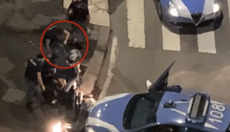 Milano, fermano rapinatore e "volano" calci e schiaffi. Procura apre un’inchiesta dopo il video di Fanpage