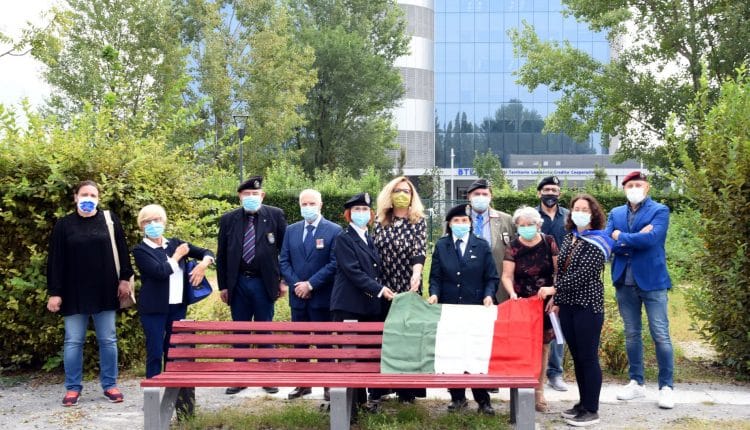 Brescia, inaugurazione di una nuova panchina rossa al Tarello