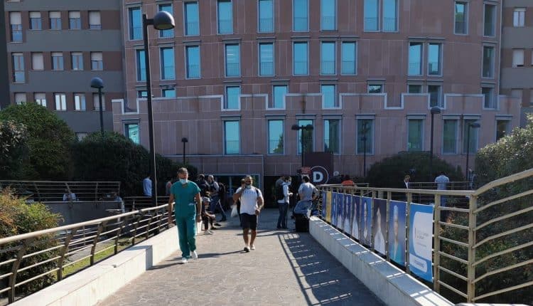 giornalisti davanti al san raffaele